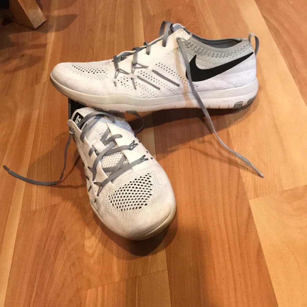 Nike white and silver focus flyknit tennis shoes